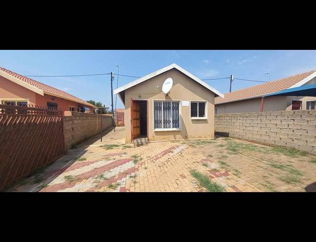 2 BEDROOM HOUSE FOR SALE IN MAHUBE VALLEY